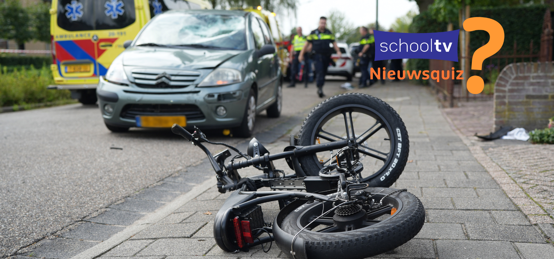 Een gevallen fatbike met ambulance, politie en auto ernaast.