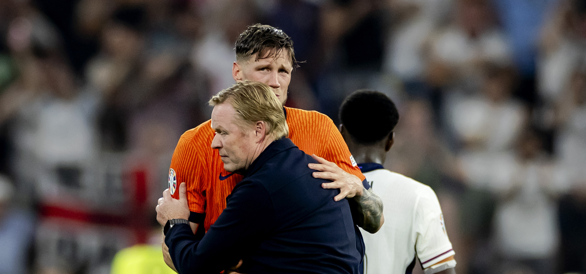 bedroefde Koeman en Weghorst na de verloren  halve finale